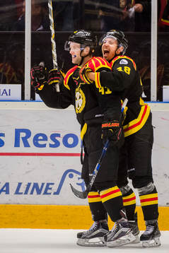 Brynäs Greg Scott och Anton Rödin jublar