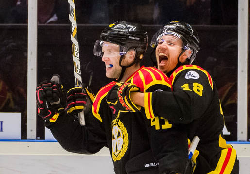 Brynäs Greg Scott och Anton Rödin jublar