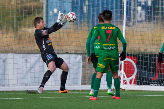 Dalkurds Frank Pettersson räddar en boll
