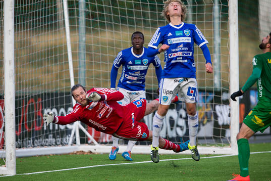 Umeås Marcus Pettersson kastar sig