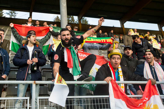 Lyckliga Dalkurds supportrar