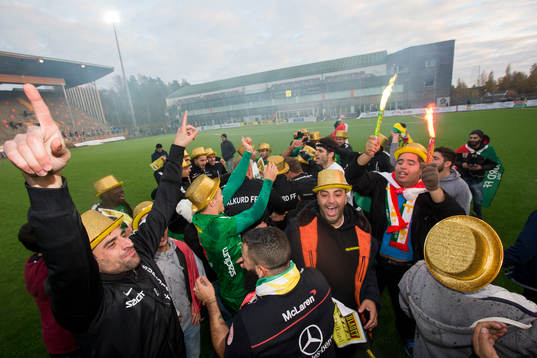 Lyckliga Dalkurds supportrar