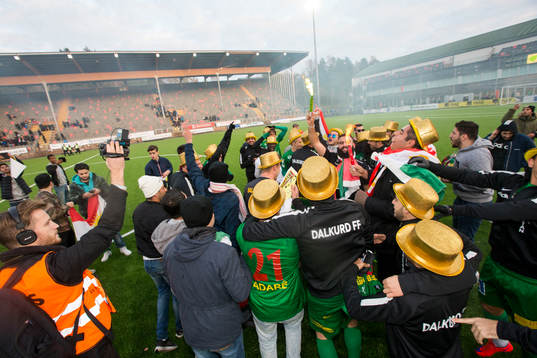 Lyckliga Dalkurds supportrar