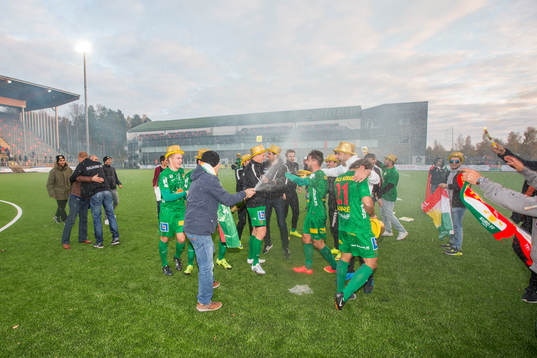 Lyckliga Dalkurds supportrar