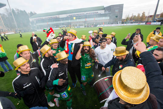 Lyckliga Dalkurds supportrar