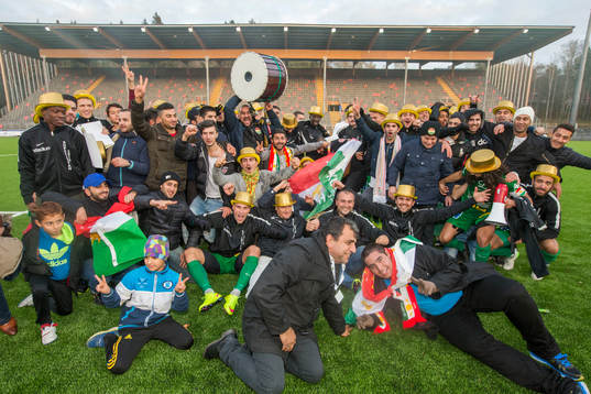 Dalkurd med supportrar jublar