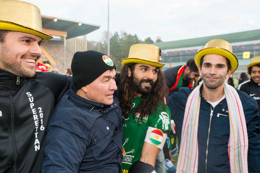 Jubel med spelare och supportrar
