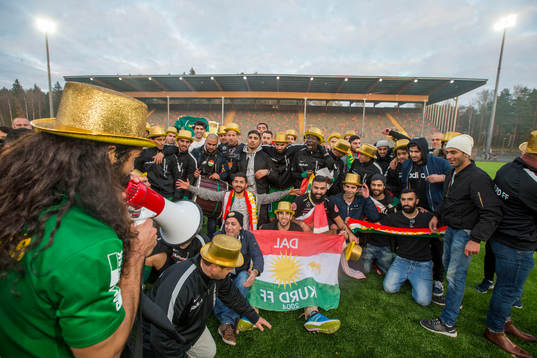 Lagfoto med Dalkurd och supportrar