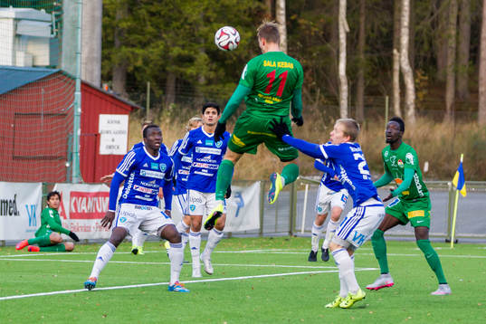 Dalkurds Erik Törnros nickar in 0-2 bollen