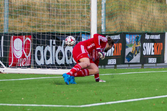 Umeås Marcus Petterssonsläpper in 0-2 bollen