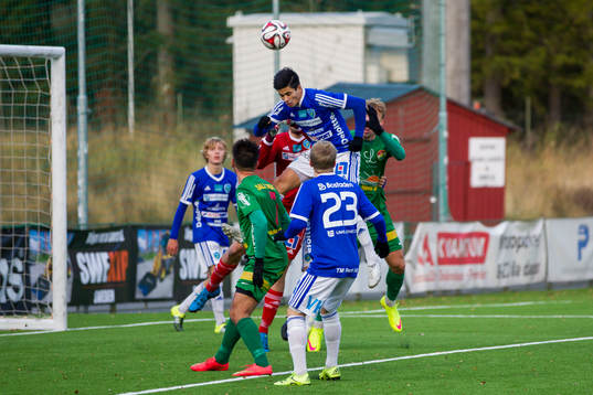 Umeås Dillan Ismail nickar ut bollen