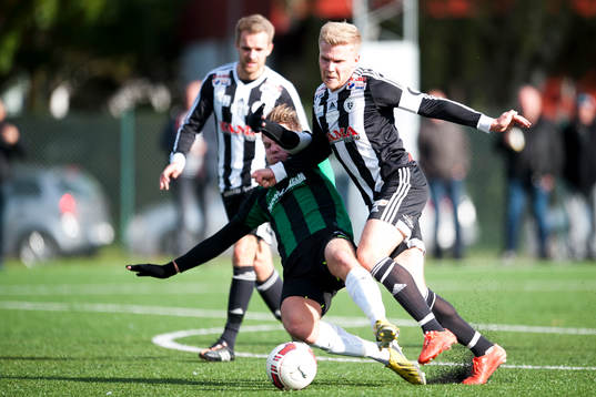 Högaborgs Jesper Larsson glidtacklar Tehnults Adam