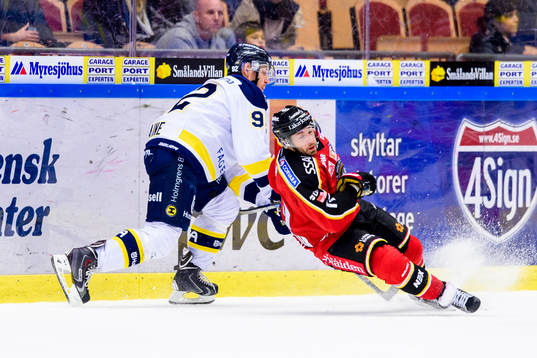 s Teemu Laine slår undan benen på Luleås Jacob Micflikier