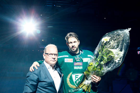 Färjestads ordförande Sture Emanuelsson delar ut pris