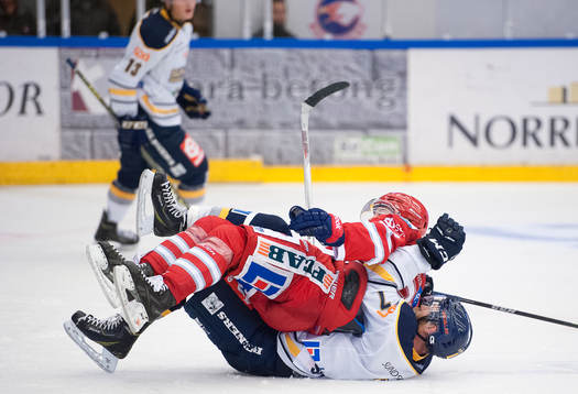 Sundsvalls Johan Svedberg ramlar med en timrå spelare