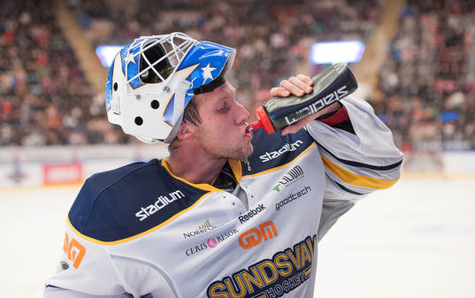 Sundsvalls målvakt Magnus Åkerlund dricker