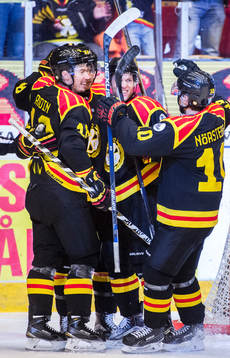 Brynäs Anton Rödin och Greg Scott jublar