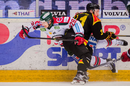 Frölundas Johan Sundström försöker ta sig förbi