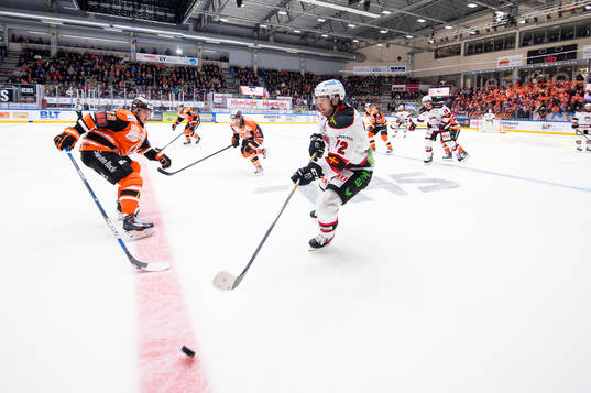 Malmö Redhawks TJ Galiardi  med pucken