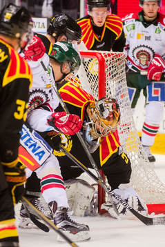 Brynäs målvakt Bernhard Starkbaum gör en räddning