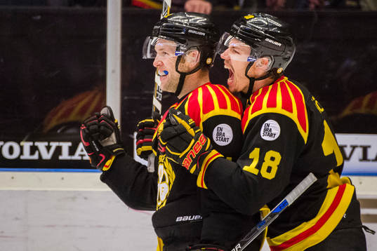 Brynäs Greg Scott och Anton Rödin jublar