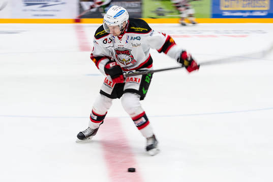 Malmö Redhawks Erik Andersson skjuter ett skott