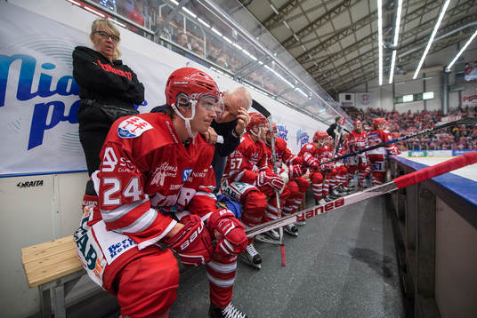 Timrå tränare Roger Forsberg diskuterar med Andreas