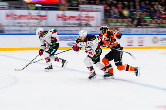 Malmö Redhawks Kent McDonell och Jens Olsson åker i från