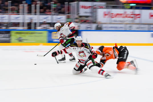 Malmö Redhawks Kent McDonell och Jens Olsson åker i från