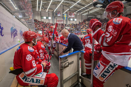 Timrå tränare Roger Forsberg ger sin spelare instruktionen