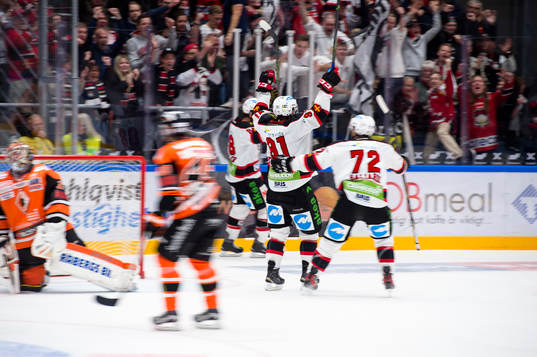 Malmö Redhawks Björn Svensson har gjort 7-3 och jublar
