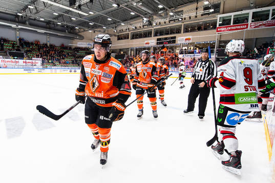 Karlskronas Filip Cruseman har gjort 4-7 till Karlskrona