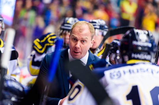 s huvudtränare Johan Lindbom jagar på sina spelare