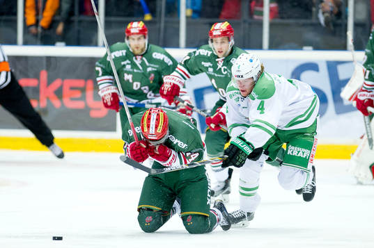 Modos Emil Pettersson får en klubba i ansiktet av Rögles