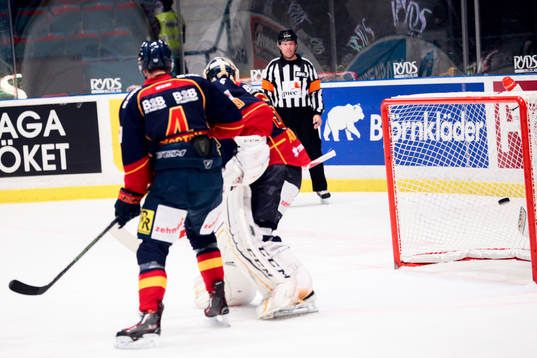 Ett skott från Växjös Patrik Lundh studsar på