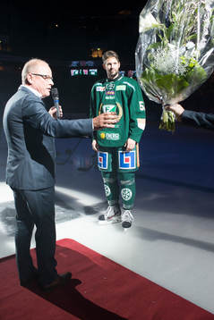 Färjestads ordförande Sture Emanuelsson uppvaktar