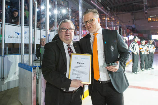 Karlskronas tränare Per Hånberg tar emot ett pris som
