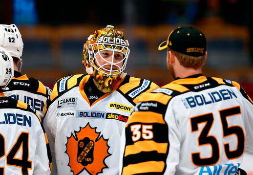 Skellefteås målvakt Erik Hanses jublar