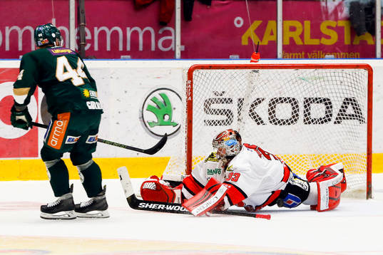 Örebros målvakt Julius Hudacek räddar straffen från