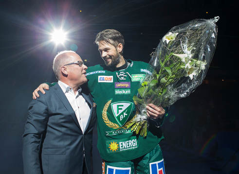 Färjestads ordförande Sture Emanuelsson uppvaktar