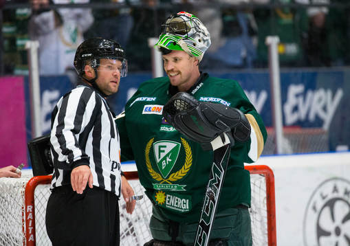 Färjestads målvakt Justin Pogge är inte nöjd med domslut