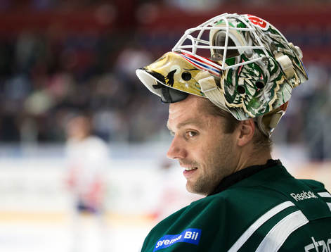 Färjestads målvakt Lars Haugen med mask i pannan