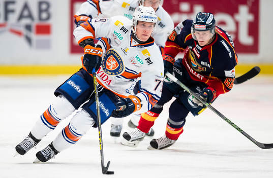 Växjös Patrik Lundh jagas av Djurgårdens Marcus Sörensen