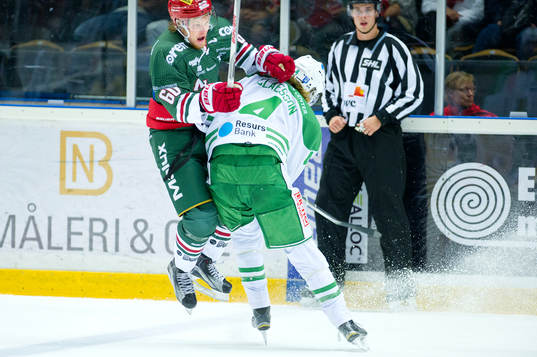 Modos Ludvig Nilsson blir tacklad av Rögles Ludvig Claesson