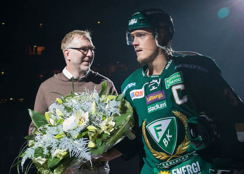 Förra Färjestadspelaren Peter Nordström uppvaktas av