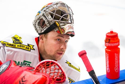 Örebros målvakt Julius Hudacek med mask i pannan