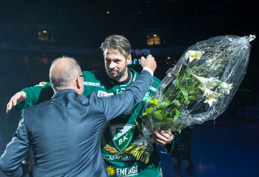 Färjestads ordförande Sture Emanuelsson uppvaktar