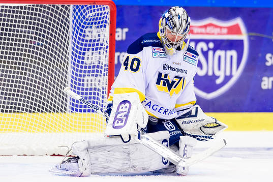 s målvakt Erik Ersberg räddar ett skott
