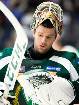 Färjestads målvakt Lars Haugen med mask i pannan