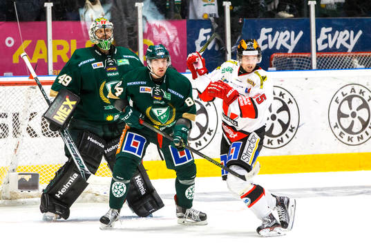 Färjestads Tomas Skogs och Örebros Kalle Olsson framför